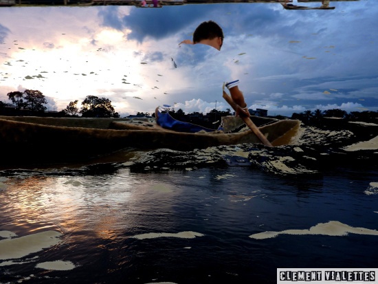 pirogue sur l'Amazone.